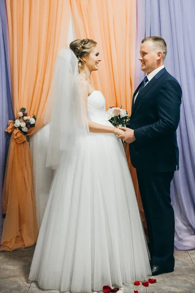 mutlu çift düğün töreni üzerinde yeni evliler. 