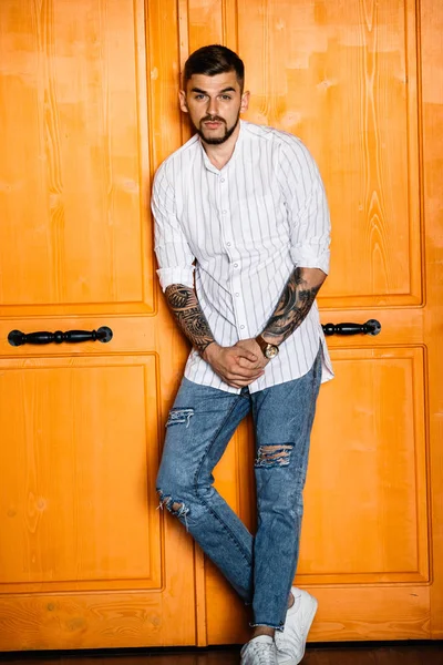 yakışıklı delikanlı kapı arka plan üzerinde poz