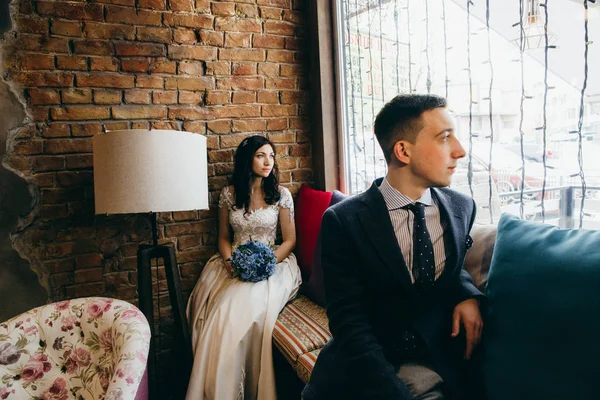 Mutlu, genç, güzel bir çift yeni evli.