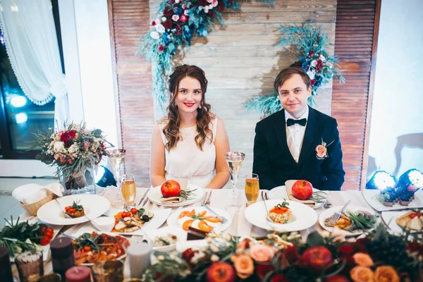 Pasangan Pengantin Baru Yang Bahagia Duduk Meja — Stok Foto