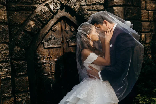 Glückliches Junges Schönes Hochzeitspaar — Stockfoto