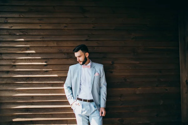 Joven Guapo Hombre Posando Por Construcción — Foto de Stock