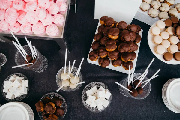 Çikolata paketiyle düğün farklı tatlılar