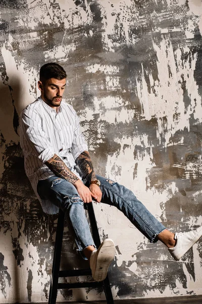 yakışıklı delikanlı duvar arka plan üzerinde poz