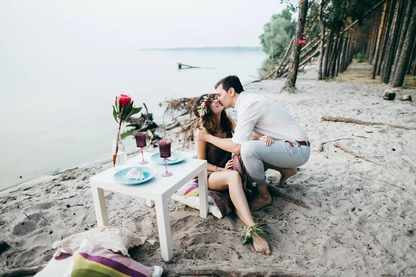 Feliz Belo Jovem Casal Fazendo Piquenique Pelo Lago — Fotografia de Stock