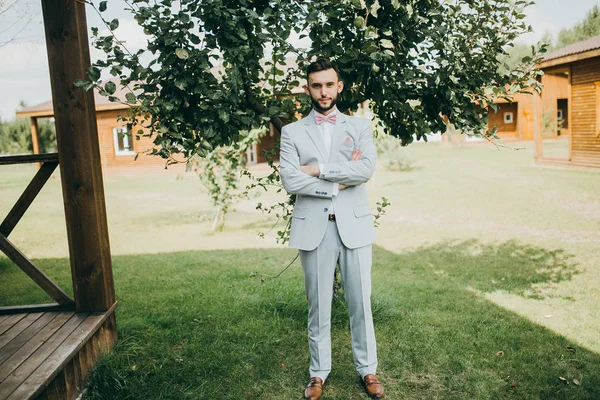 mutlu genç yakışıklı adam poz  