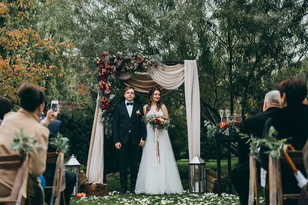 mutlu çift düğün töreni üzerinde yeni evliler. 