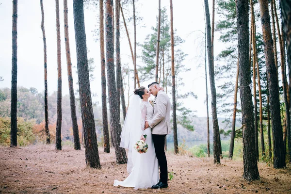 Jovem Casal Recém Casados Beijando Livre — Fotografia de Stock