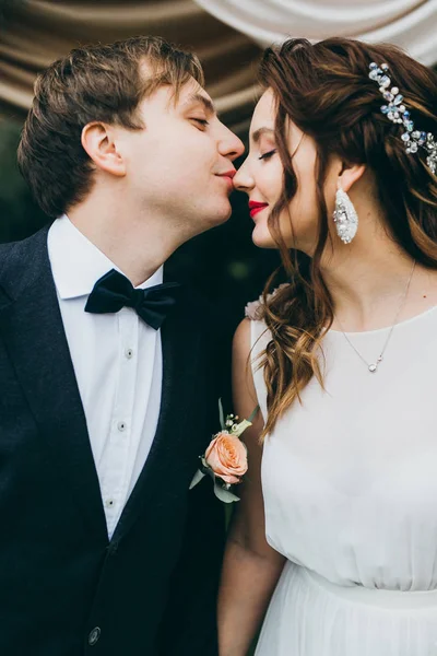 Casal Feliz Recém Casados Beijando Cerimônia Casamento — Fotografia de Stock