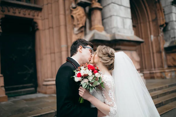 Feliz Jovem Casal Bonito Beijando Por Catedral — Fotografia de Stock