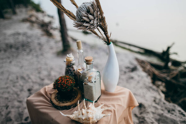 красивые украшения для романтического пикника на пляже
