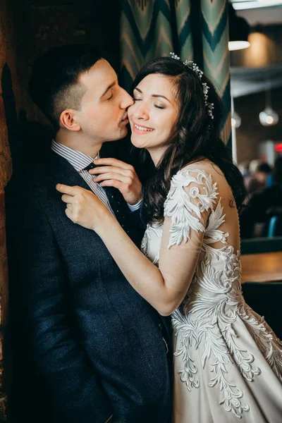 Feliz Jovem Belo Casal Recém Casados Beijando — Fotografia de Stock