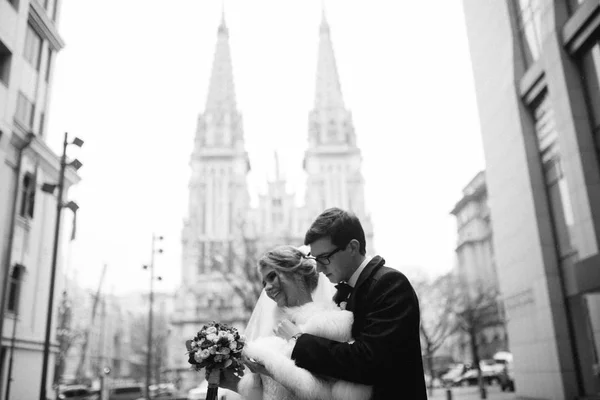 Heureux Jeune Beau Couple Par Cathédrale — Photo
