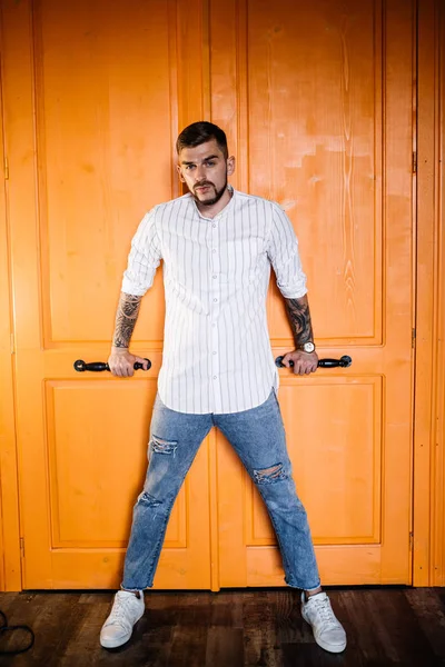 yakışıklı delikanlı kapı arka plan üzerinde poz