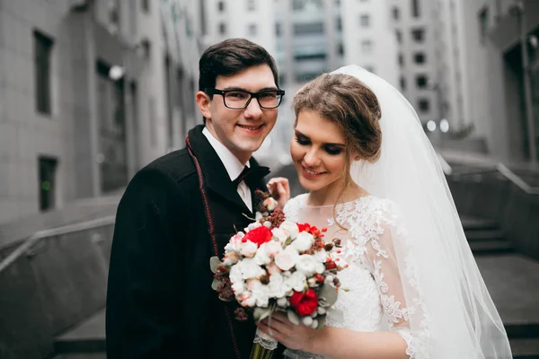 Feliz Joven Hermosa Pareja Ciudad —  Fotos de Stock