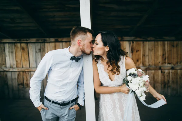 Beautiful Young Couple Kissing Old House — Stock Photo, Image