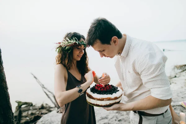 Glückliches Schönes Junges Paar Hält Kuchen — Stockfoto