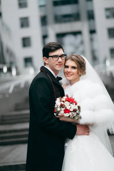 Jovem Feliz Belo Casal Cidade — Fotografia de Stock