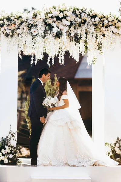 Feliz Pareja Recién Casados Ceremonia Boda —  Fotos de Stock