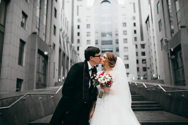 快乐年轻美丽的情侣在城市接吻 — 图库照片