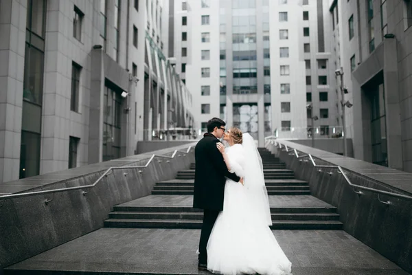 Jovens Felizes Belo Casal Beijando — Fotografia de Stock