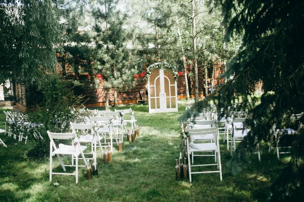 Düğün töreni açık havada beyaz sandalyeleri