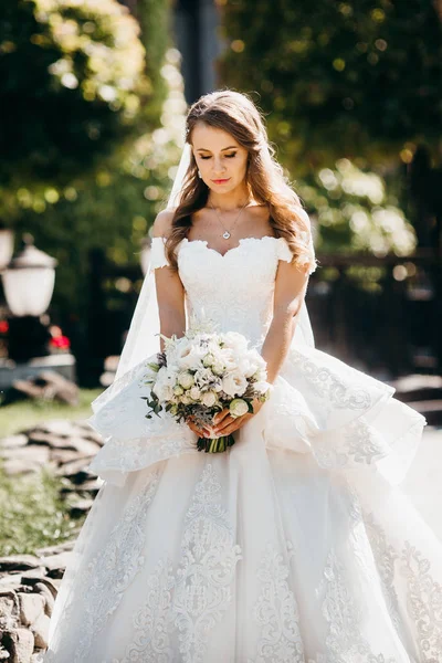 Genç güzel mutlu gelin poz 