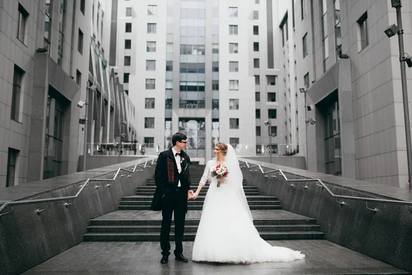 Jovem Feliz Belo Casal Cidade — Fotografia de Stock