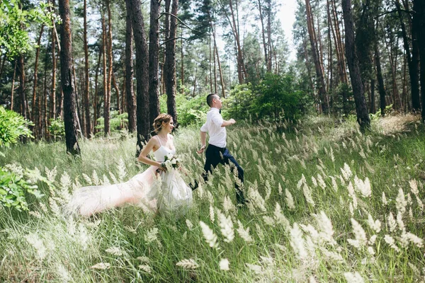 森の中の若い新婚夫婦が — ストック写真