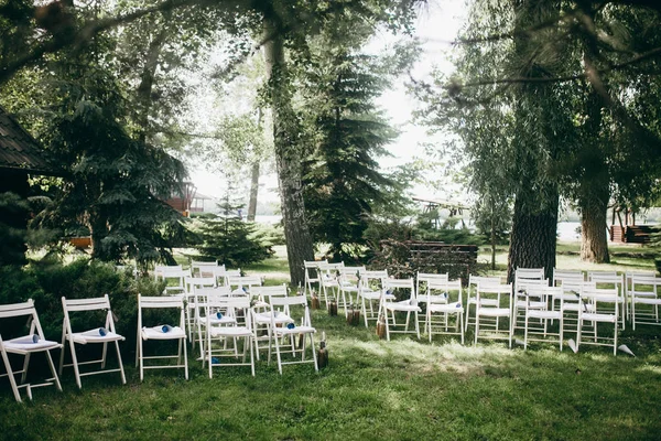 Düğün töreni açık havada beyaz sandalyeleri
