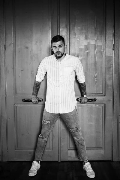 yakışıklı delikanlı kapı arka plan üzerinde poz