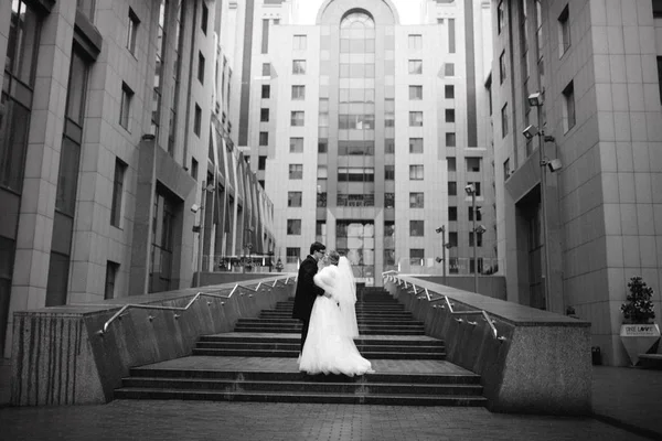 Jovem Feliz Belo Casal Cidade — Fotografia de Stock