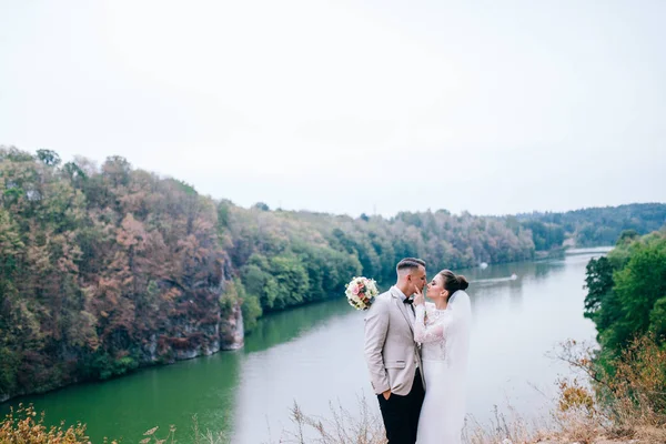 Junges Brautpaar Posiert See — Stockfoto