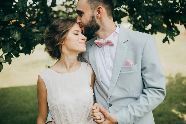 Feliz Pareja Jóvenes Recién Casados Besándose — Foto de Stock