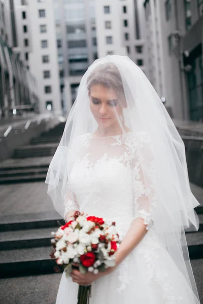 Счастливая Молодая Красивая Невеста Букетом — стоковое фото