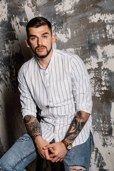 yakışıklı delikanlı duvar arka plan üzerinde poz