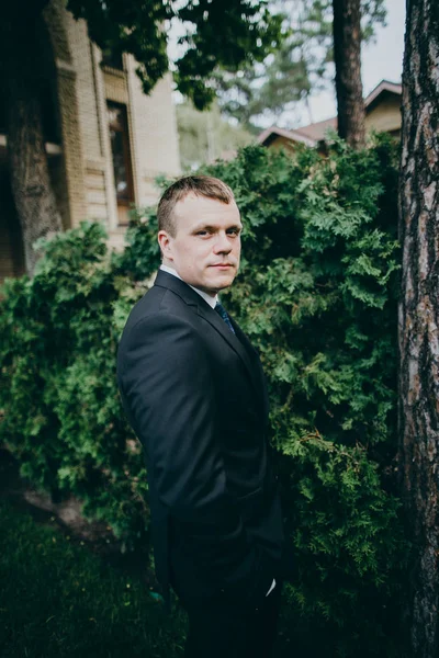 Genç yakışıklı adam açık havada poz