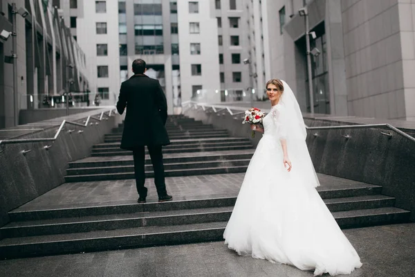 mutlu genç güzel kaç şehir içinde