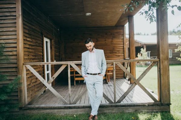 yakışıklı delikanlı kurarak poz 