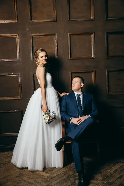 genç güzel çift kapalı poz