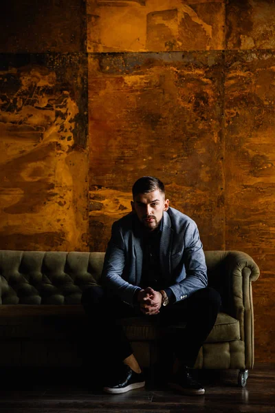 Antrenöre oturan genç yakışıklı adam