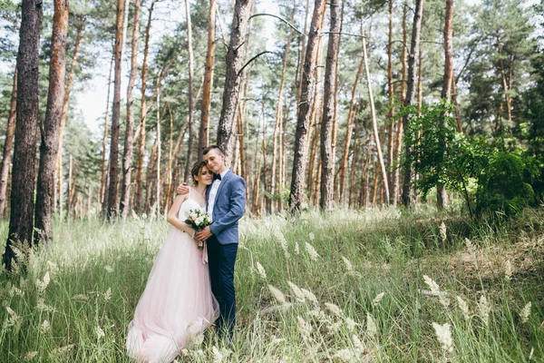 Lyckliga Par Unga Nygifta Skogen — Stockfoto