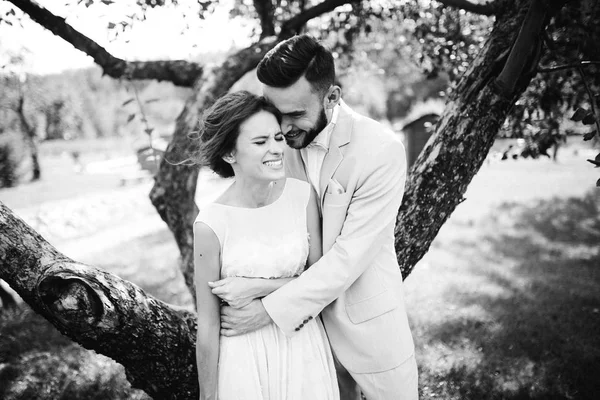 Feliz Pareja Jóvenes Recién Casados Abrazando — Foto de Stock