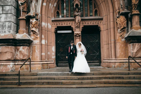 Katedral mutlu genç güzel çift 