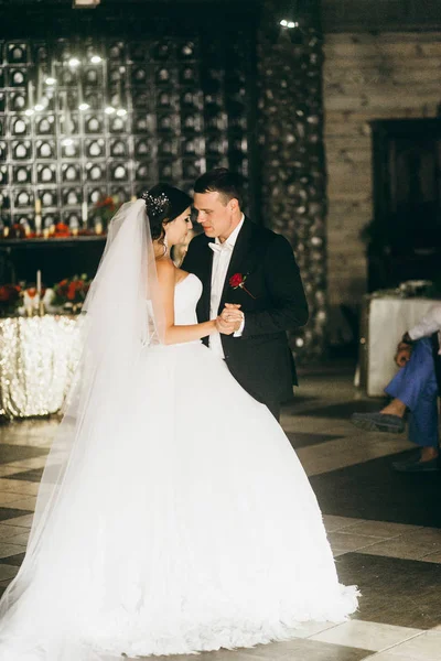 mutlu genç güzel evlilik çift dans 