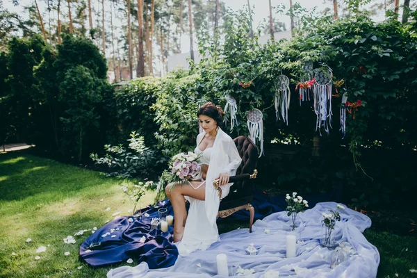 Bahçe içinde sabahları güzel gelin 