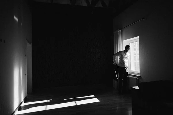 Jovem Bonito Homem Posando Dentro Casa — Fotografia de Stock