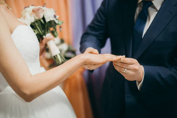 Gelukkige Paar Voor Pasgetrouwden Huwelijksceremonie — Stockfoto