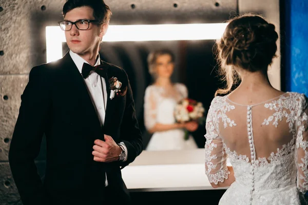 mutlu genç güzel çift poz 