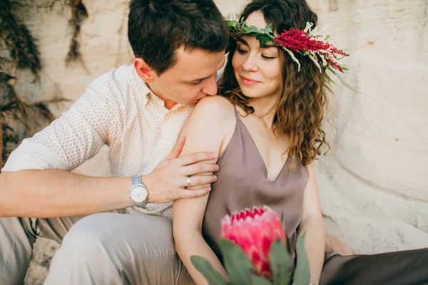 Heureux Beau Jeune Couple Embrasser Plein Air — Photo